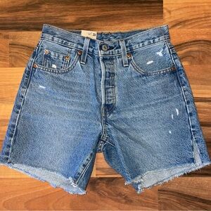 Levi’s 501 mid thigh jorts